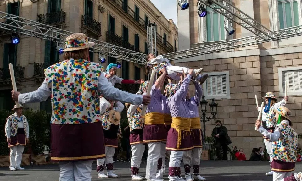 Actuació de la moixiganga de Barcelona a la Plaça Sant Jaume
