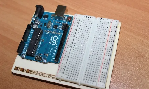 Arduino és composa d'una placa mare i una placa de proves