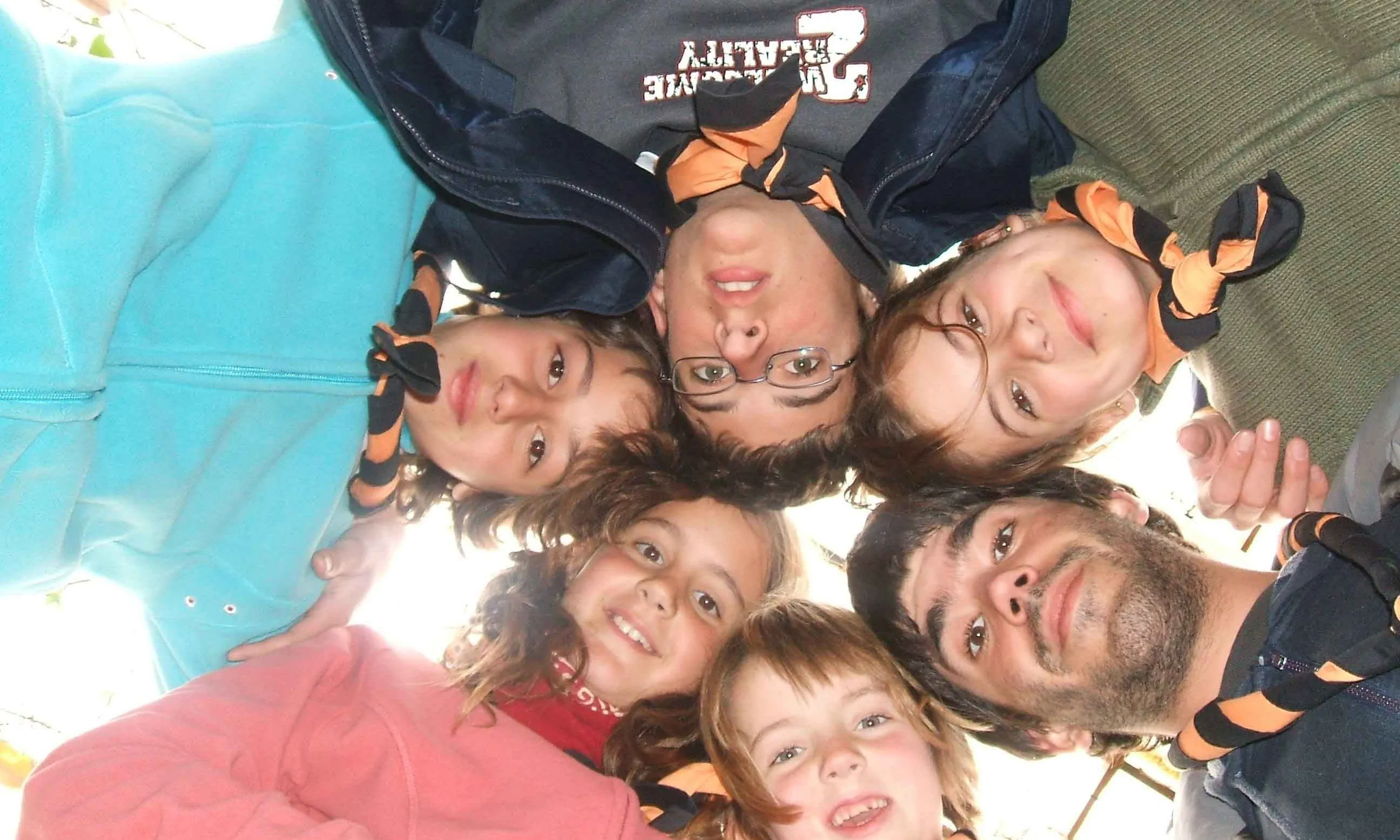 Monitor amb nens i nenes durant un campament