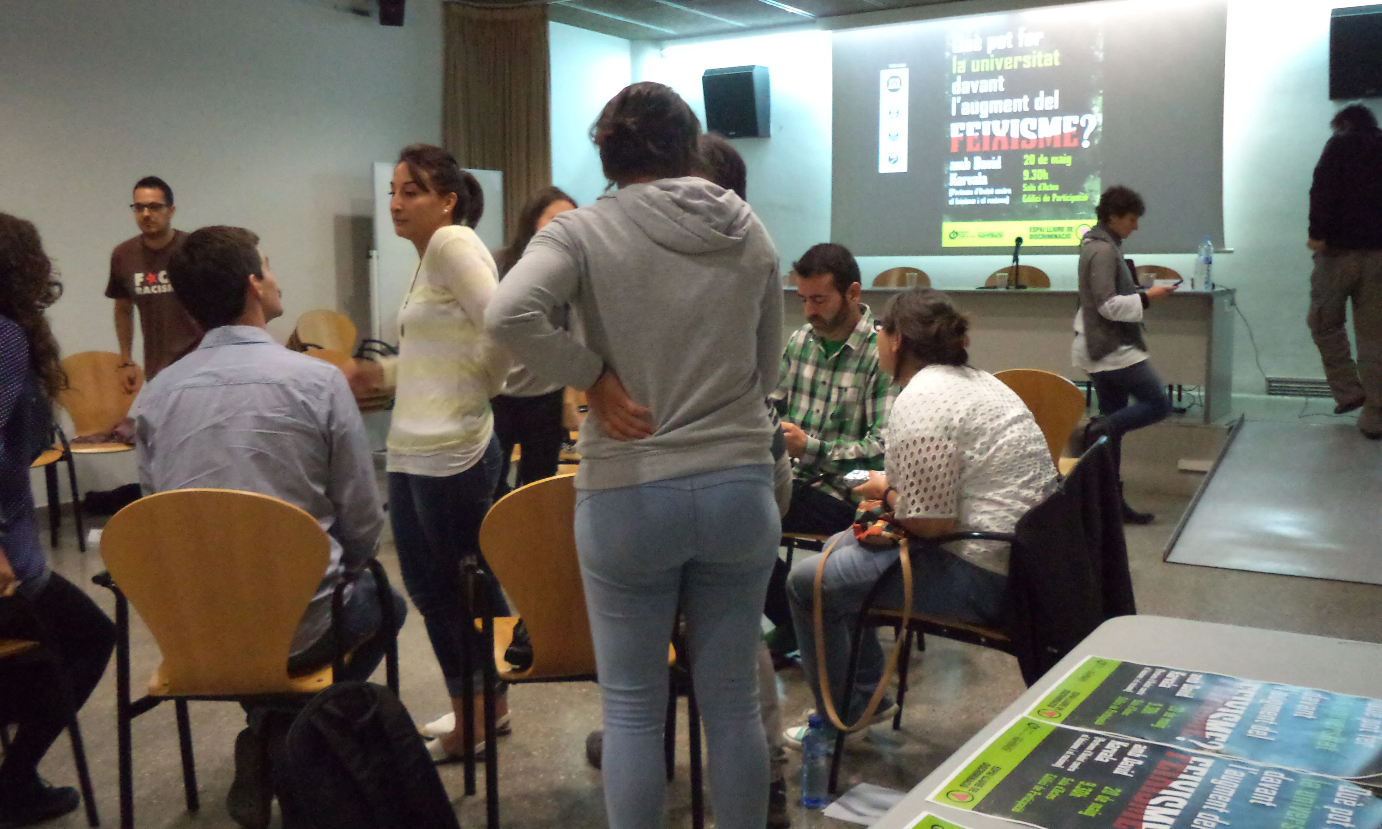 Canvi de taula de les jornades a la Sala d'actes de Participació de la UAB