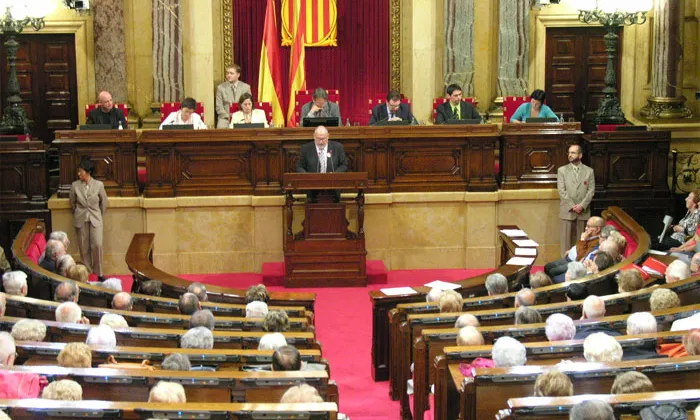 Foto del parlament català debatint una llei. Font: solidaritatcatalana.cat