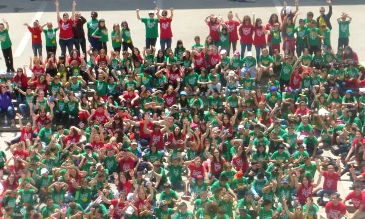Fotografia de grup dels nens i nenes del CROMA i l'equip de la FAS