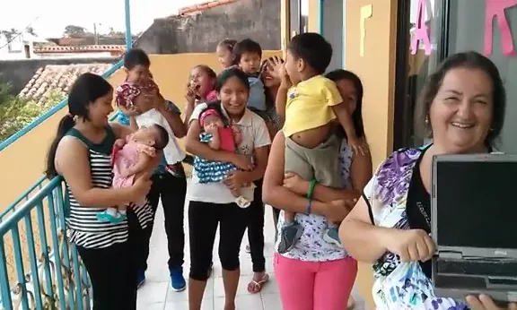 Fotograma del vídeo de la llar El Faro de Bolívia