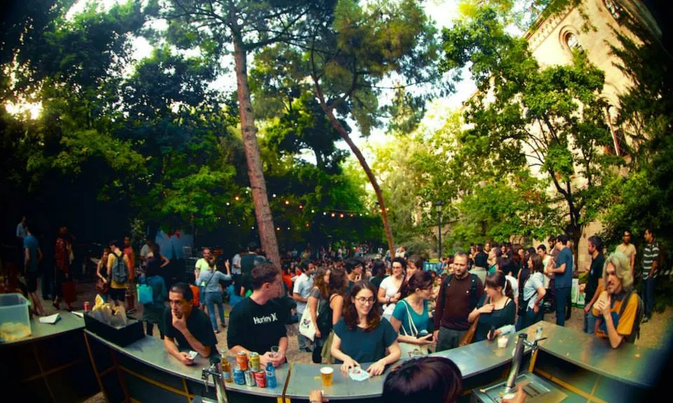 Terrassa a la fresca, on es pot prendre un refrigeri abans del concert