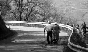 Persones grans passejant. Font: Informatiu d'Alforja