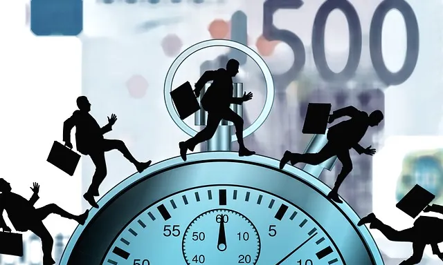 Persones corrent per treballar. Font: binomio-ocio.com