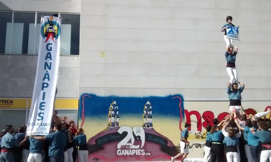 Pilar de 4 i pancarta de celebració del 20è aniversari de la colla el passat 16 d'octubre a la Plaça Cívica