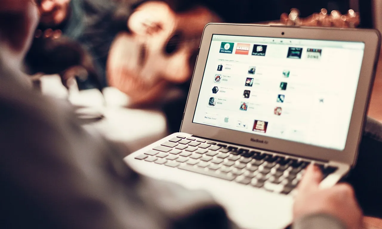 Trommons posa en contacte voluntaris i entitats que necessiten el servei. Imatge: Pixabay.
