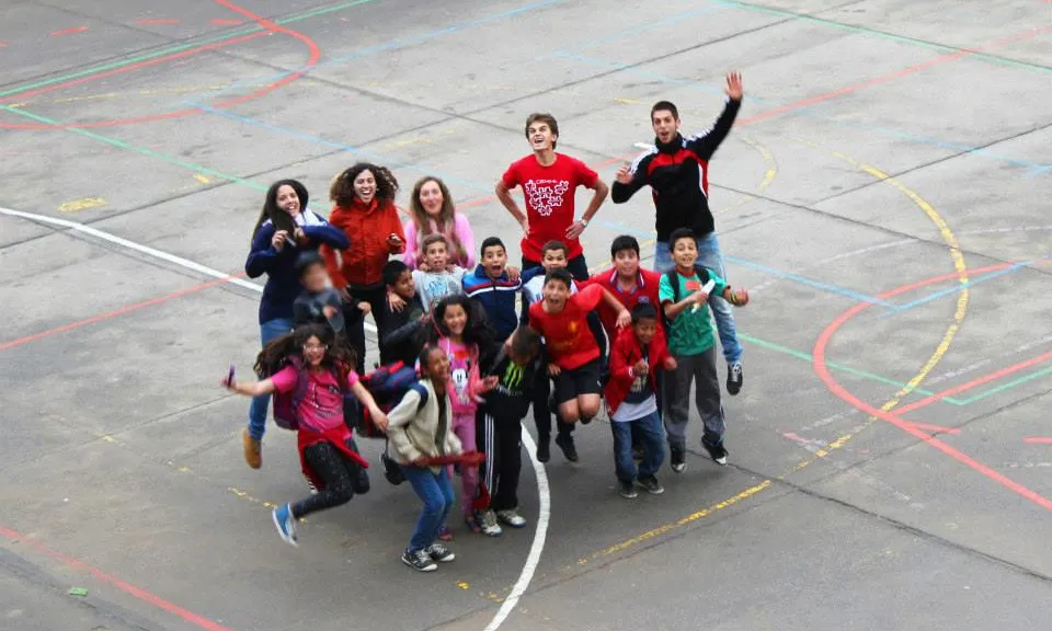 Un grup d'infants amb el responsable del taller (Font: FAS)