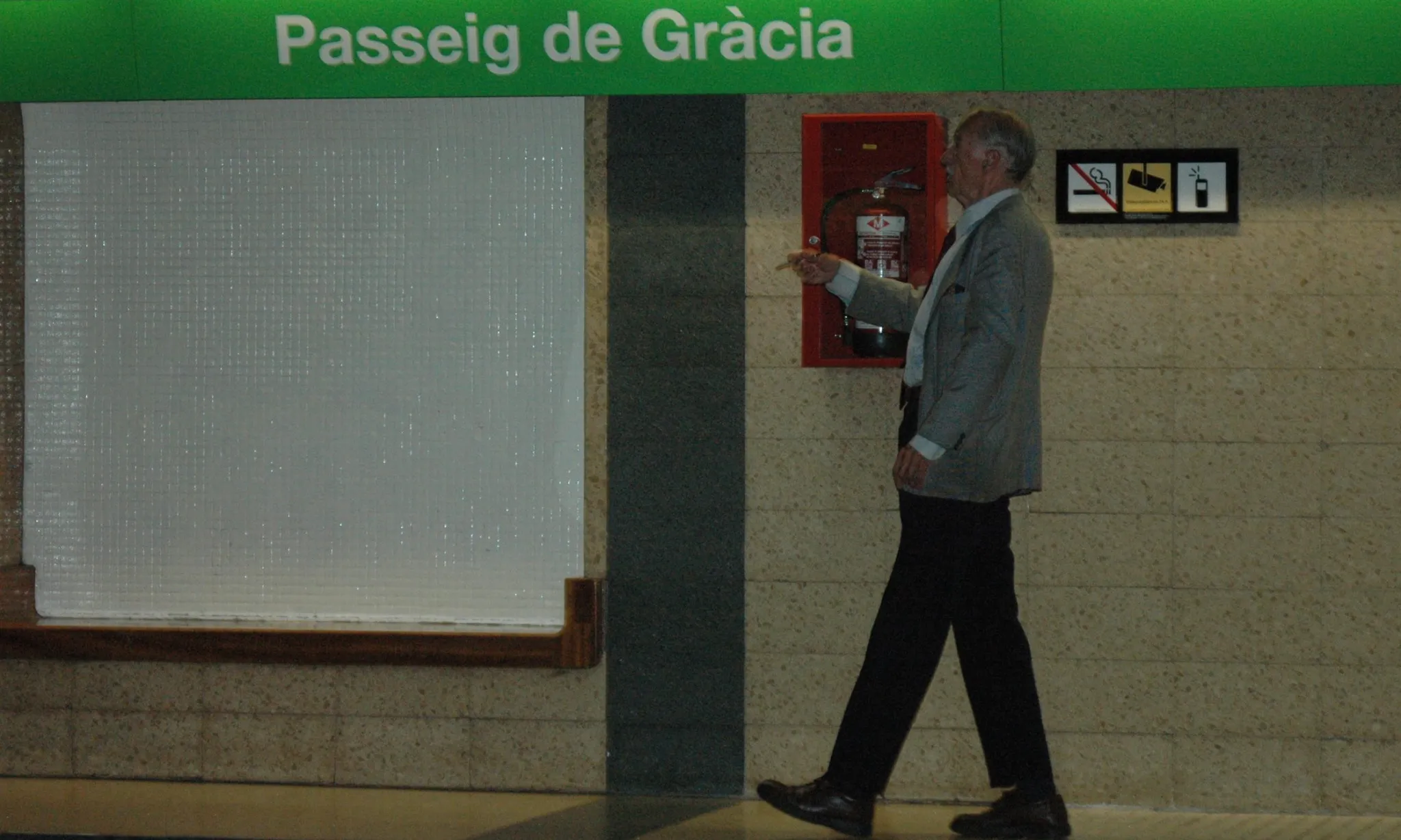 L'home del metro a l'andana del metro cantant òpera