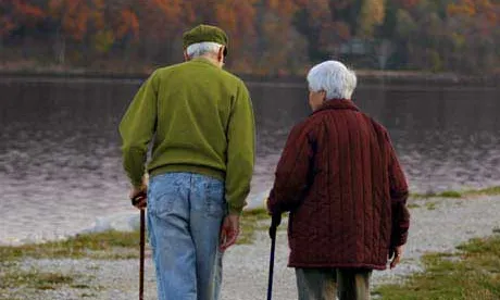 Dues persones grans passejant. Font: Psicologia, coaching i formació