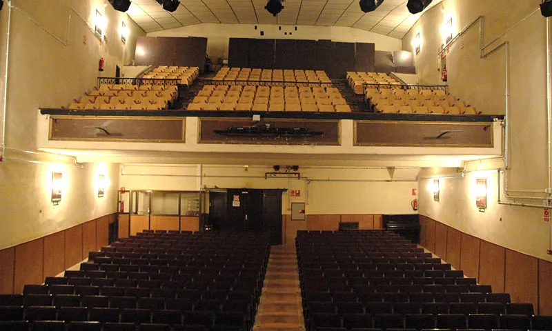 El teatre de la Sala Carlins és un centre cultural del barri vell de Manresa