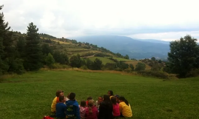 Un grup d'infants i joves en una excursió amb el cau. Foto: MEG