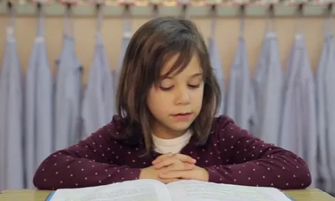 Una de les nenes protagonistes del curtmetratge L'esvoranc del Carmel