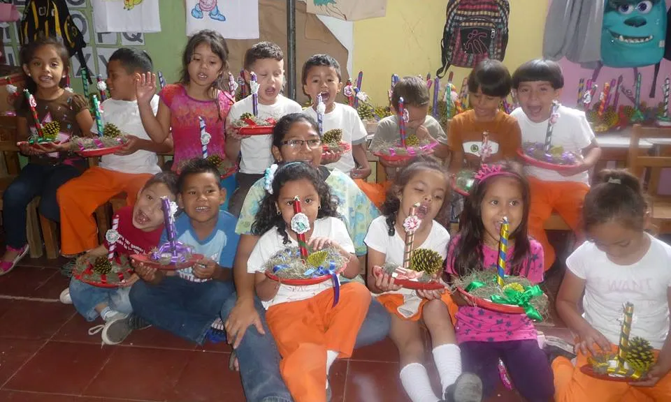 Nens i nenes de l'escola - Font: Facebook de la Fundació Cristal