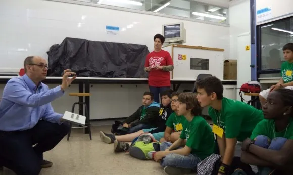 Activitat a la Facultat de Física de la UAB (Font: FAS)