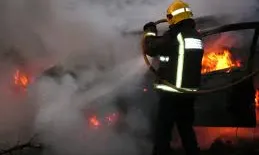 Bomber apagant un foc. Font:Portal de noticies de la Llacuna