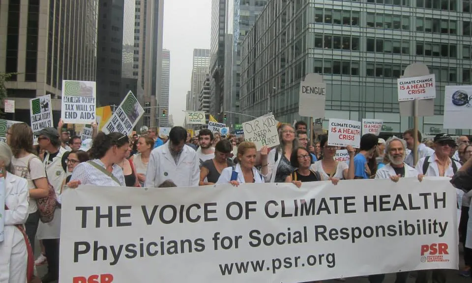 Metges de PSR reclamant la lluita al canvi climàtic, considerat el causant de problemes de salut (imatge:isde.org)