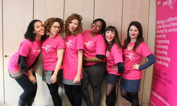 Foto d'un grup de dones que participa a la campanya #SmearForSmear