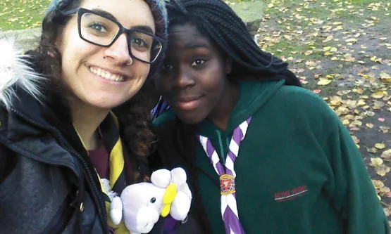 L'Anna Vallejo (esquerra), del cau de Valls, mentre participava al projecte Scoutasmus a Anglaterra.