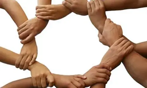 Imatge braços enllaçats. Font: web ouvrir-commerce-associe.com