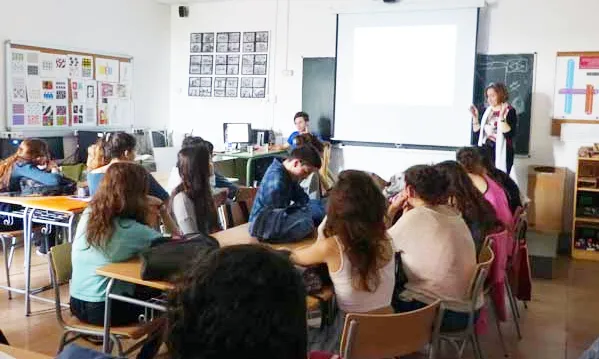 Una voluntària explica als alumnes d'un Institut la seva experiència (Font: IES Moisès Broggi)