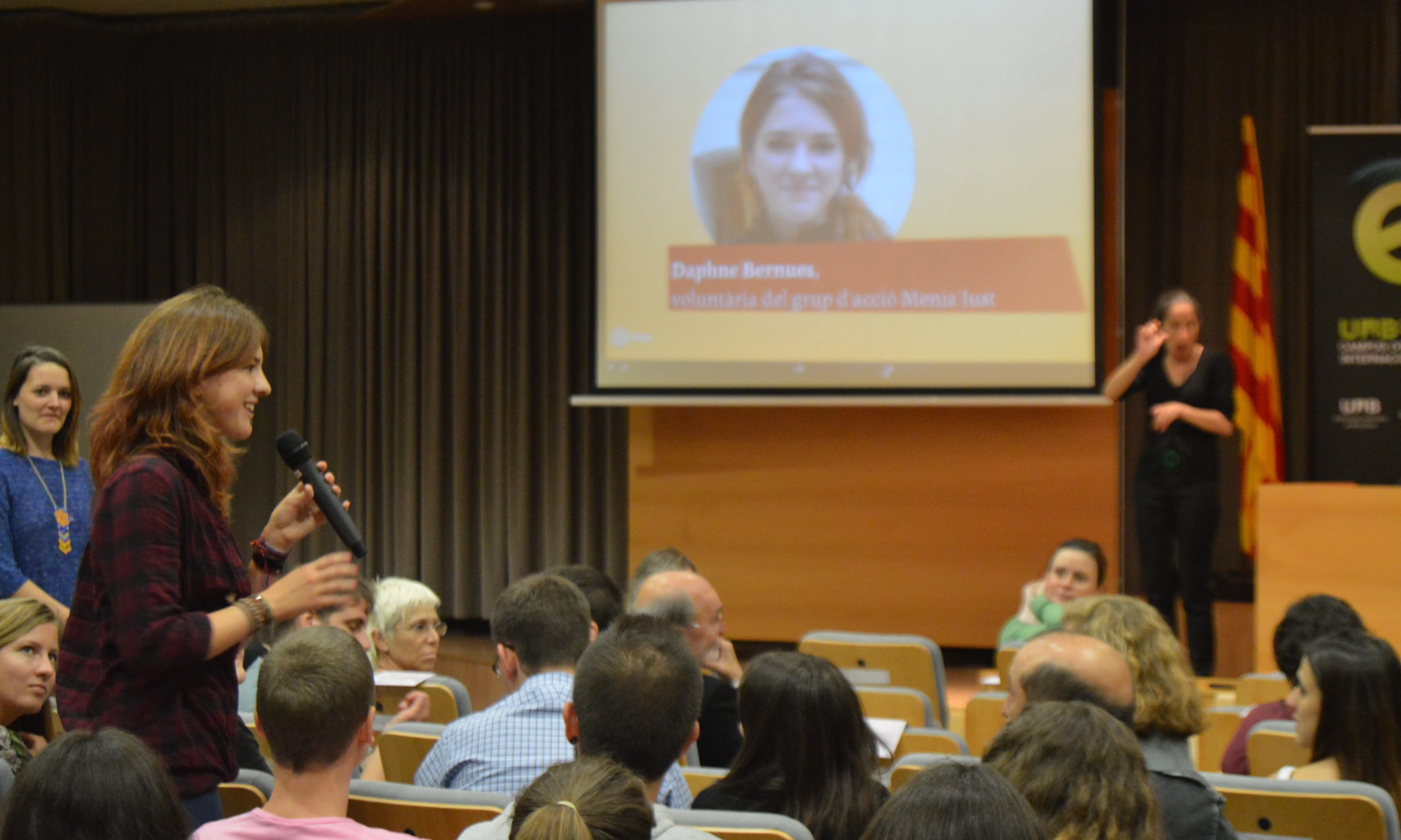 L'Alba, voluntària del programa de Justícia, durant la seva intervenció. (Font: Ariadna Duran)