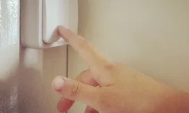 Una mà que redueix el consum de llum (imatge:instagram/xvac)