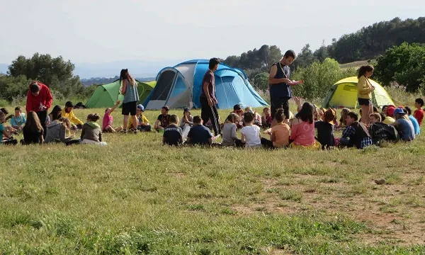 Membres de l'Agrupament Escolta i Guia Flos i Calcat d'Arenys de Mar acampant a la natura.