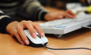 Persona treballant a l'ordinador