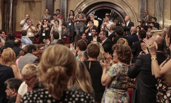 El Ple aplaudint l'aprovació de la Llei del voluntariat. Font: Parlament de Catalunya