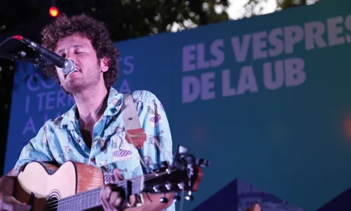 Un dels músics participants a l'esdeveniment cultural de la UB (Font: Els Vespres)