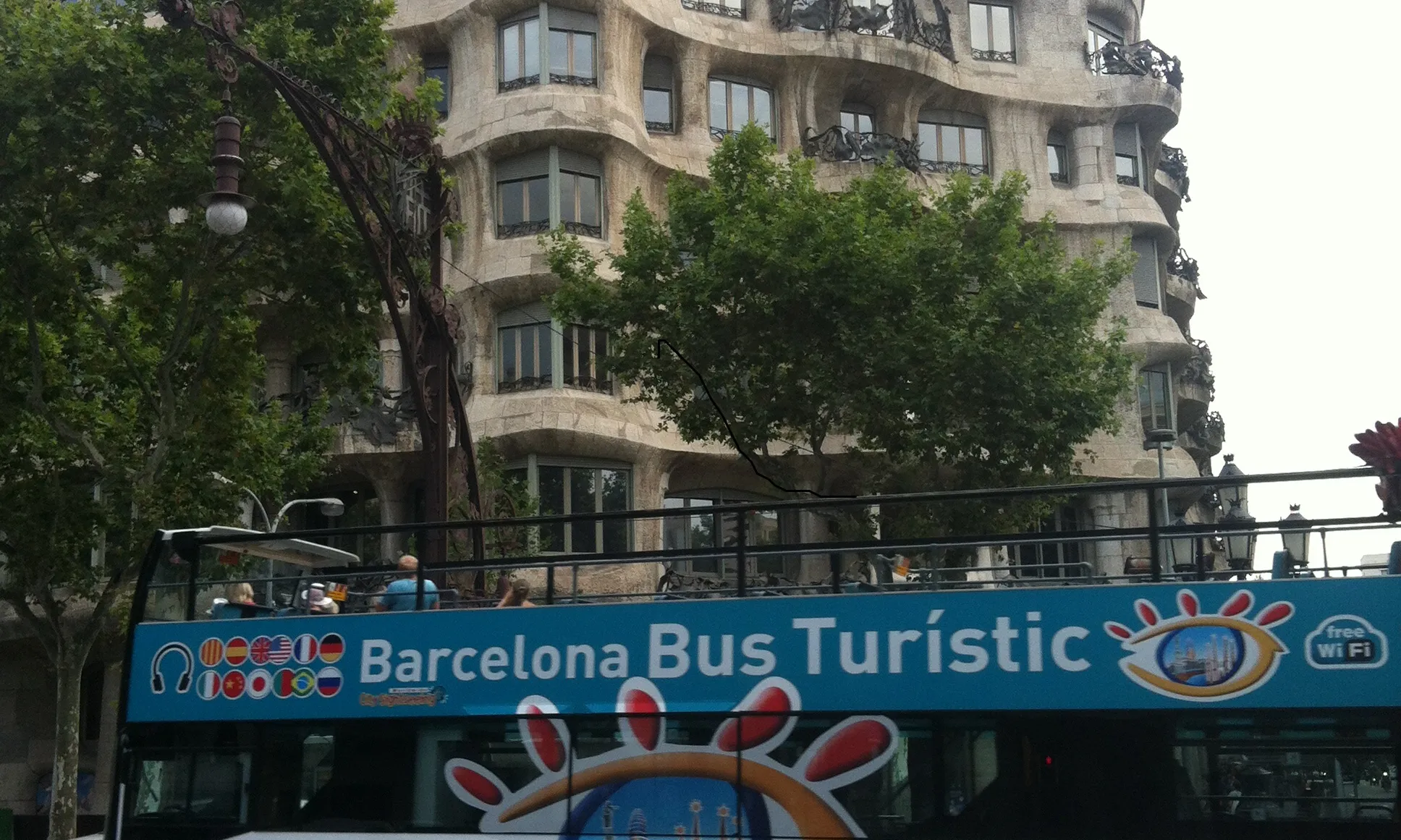 Imatge bus turístic davant de la Pedrera. Font: https://commons.wikimedia.org