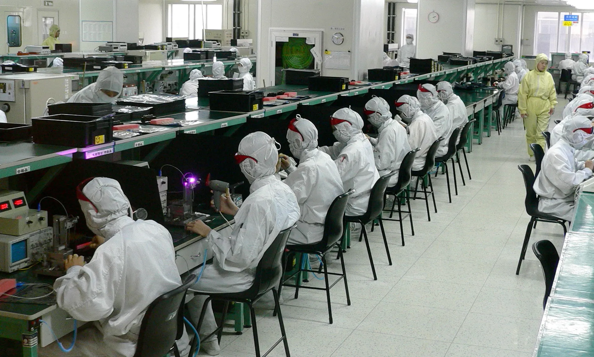 Treballadors de l’industria electrònica a una fàbrica xinesa. Font: wikipedia.org