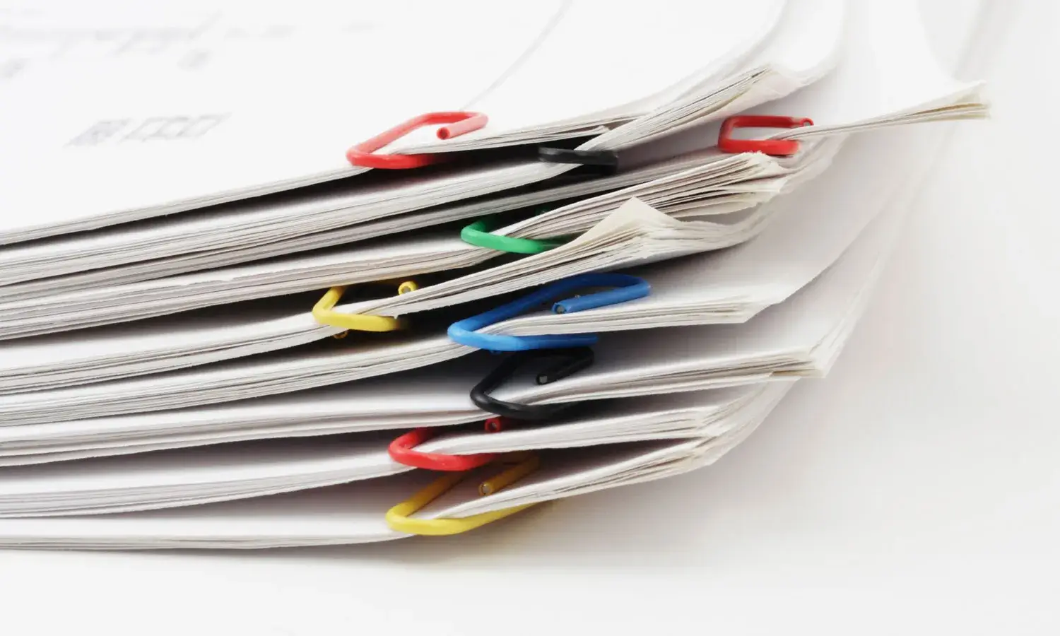 Papers amb clips de colors. Font: Society of Vineyard Scholars