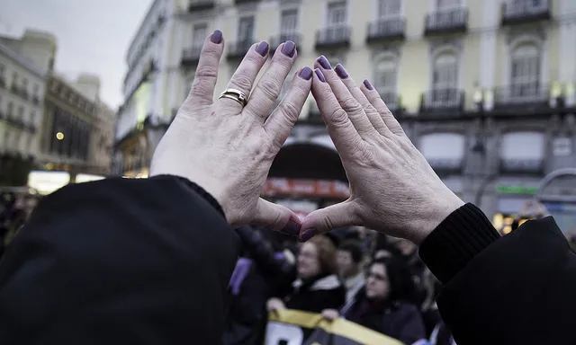 Mans de dona fent en forma de triangle, insígnia feminista, en una mobilització (Font: flickr.com)