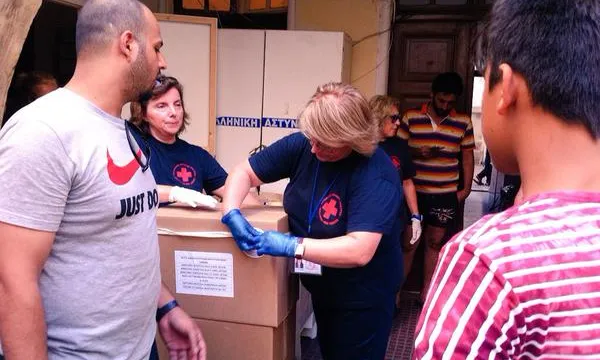 Ajuda humanitària de la Creu Roja a Idomeni. Font: Twitter