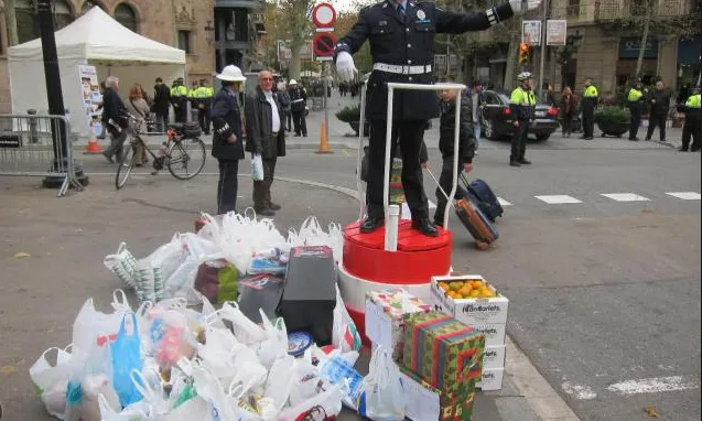Una vegada a l'any, La Guàrdia Urbana i Avismón col·laboren en una recollida d'aliments.