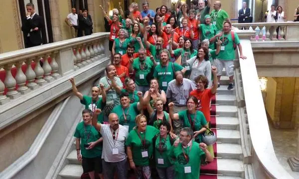 Grup de persones donant suport a la ILP al Parlament de Catalunya