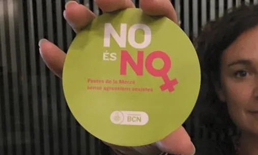Una jove mostra la imatge de la campanya