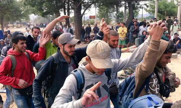 Refugiats traspassant la frontera. Font: Twitter