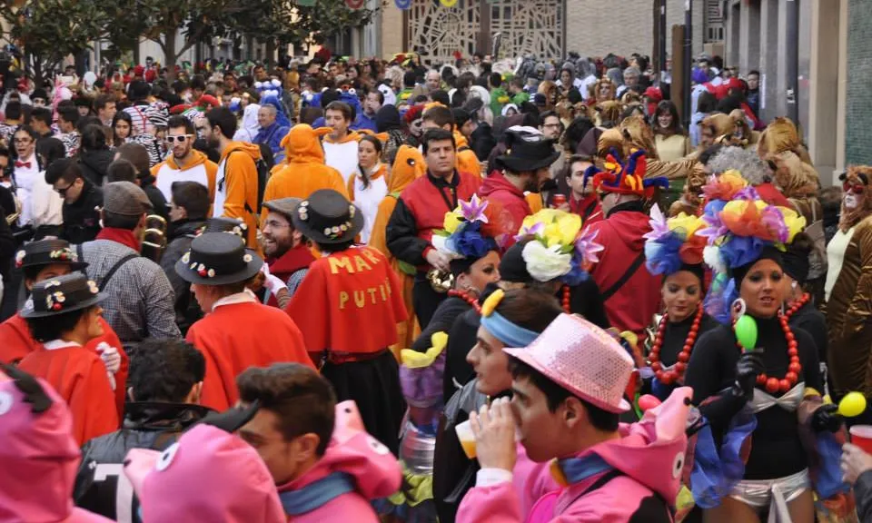 Rua de disfresses al Carnaval de Sallent (Font: Facebook Carrilet)