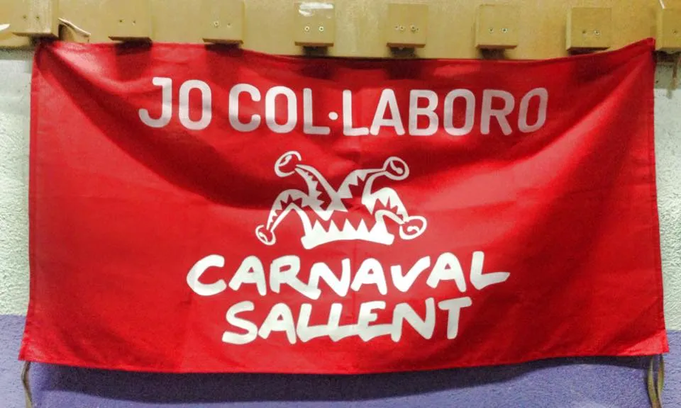 Pancarta penjada en un balcó amb el lema "Jo col·laboro, Carnaval Sallent" (Font: Facebook carnaval Sallent)
