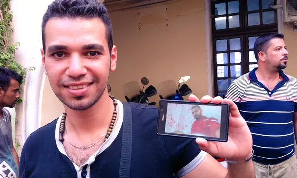 Refugiat amb un smartphone. Font: Twitter