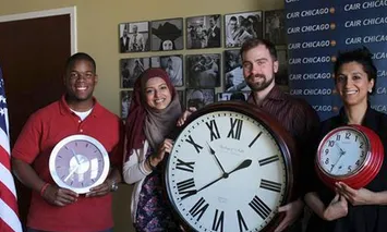 Joves solidaritzant-se amb l'Ahmed. Font: tinet.cat