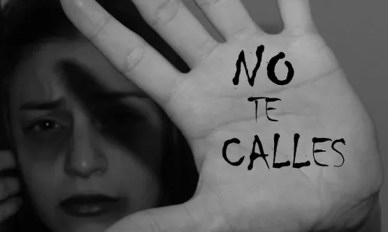 Imatge d'una noia amb la frase "No te calles" escrita al palmell obert de la seva mà (Font: goole.cat)