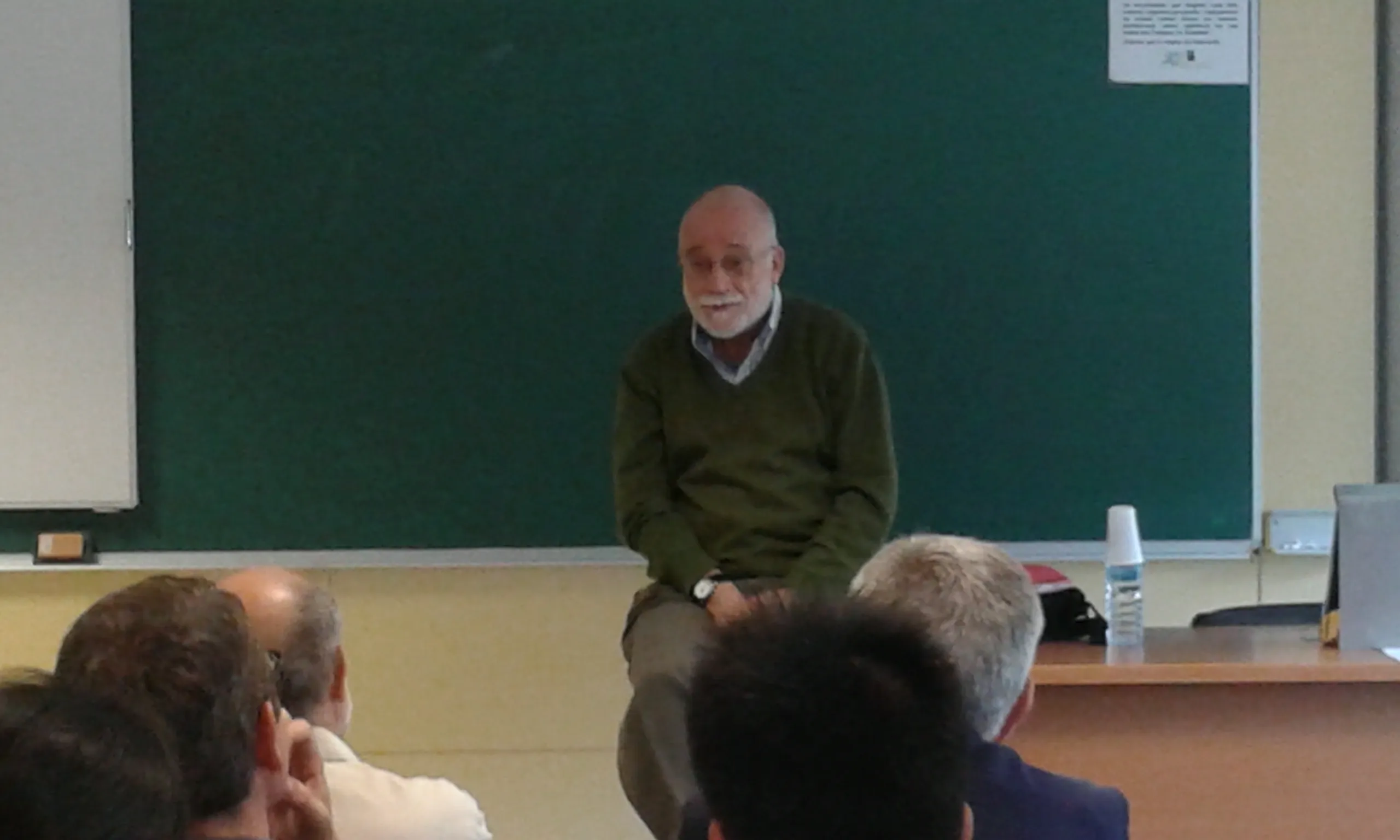 Arcadi Oliveres, a la Facultat d'Economia de la UB a la ponència del passat divendres 9 d'octubre (Font: Elena Albouy)