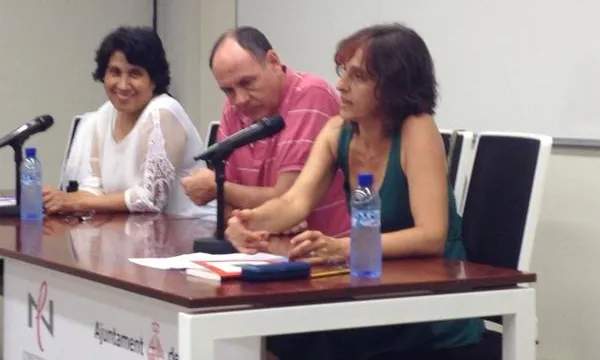 L'autora en un acte parlant sobre el llibre