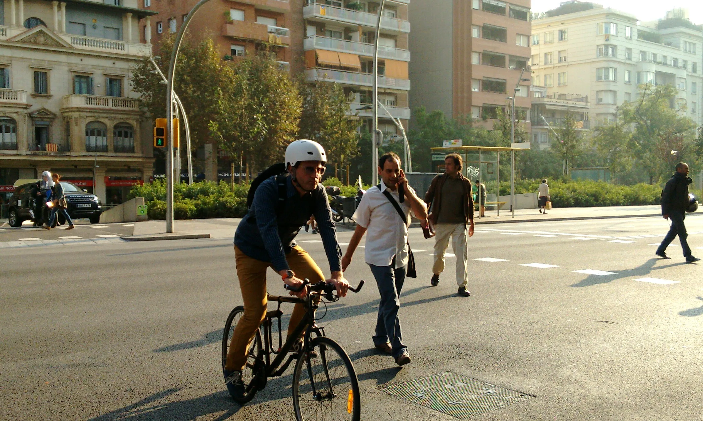 El ciutadà recupera l'espai públic gràcies a la bicicleta i l'anar peu (imatge:flickr/diluvi)