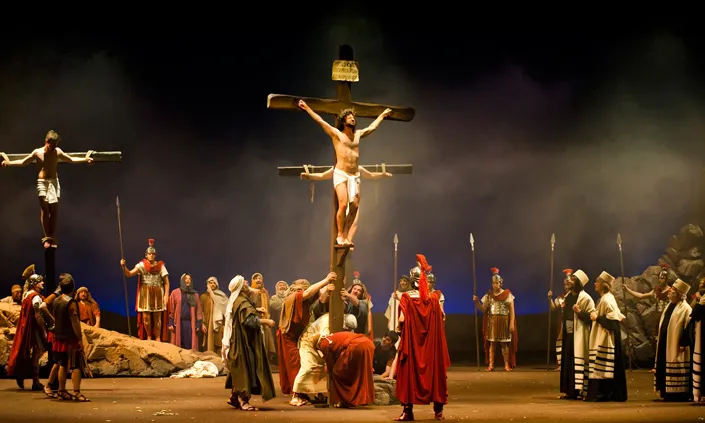 Escena de la creu. Foto: La Passió d'Olesa